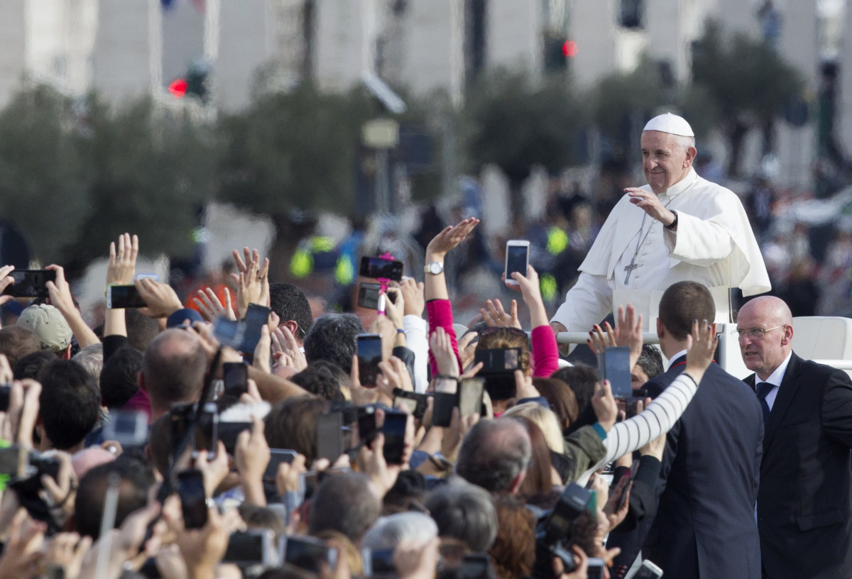 Pope Francis waves to faithful at the end of a Mass for the conclusion of the Jubilee of Mercy, in St. Peter's Square in Vatican, on November 20, 2016. ( RICCARDO DE LUCA - Anadolu Agency )