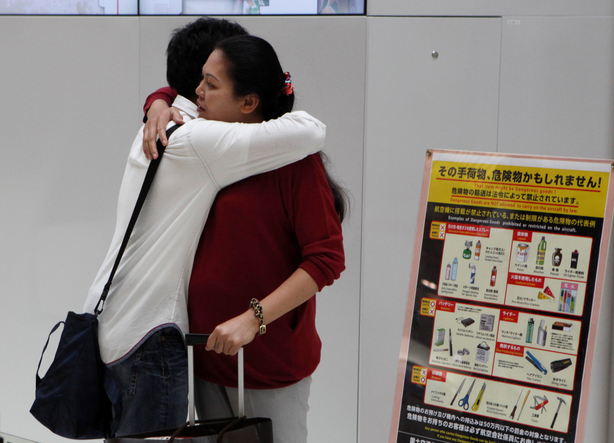 Utinan Won bids goodbye to his mother Lonsan Phaphakdee at Narita International Airport, before she returns to Thailand, in Chiba, Japan, September 15, 2016. (REUTERS/Thomas Wilson)