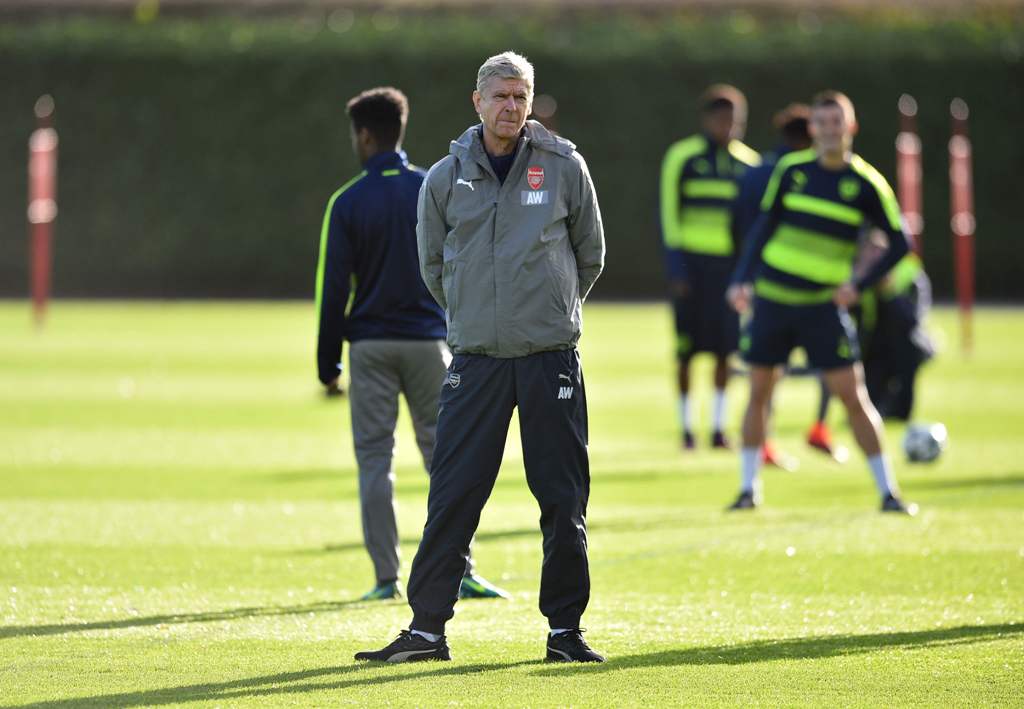 Arsenal's French manager Arsene Wenger attends a training session ahead of the UEFA Champions League group stage football match against Paris Saint Germain at Arsenal's training ground, London Colney on November 22, 2016. / AFP / GLYN KIRK
