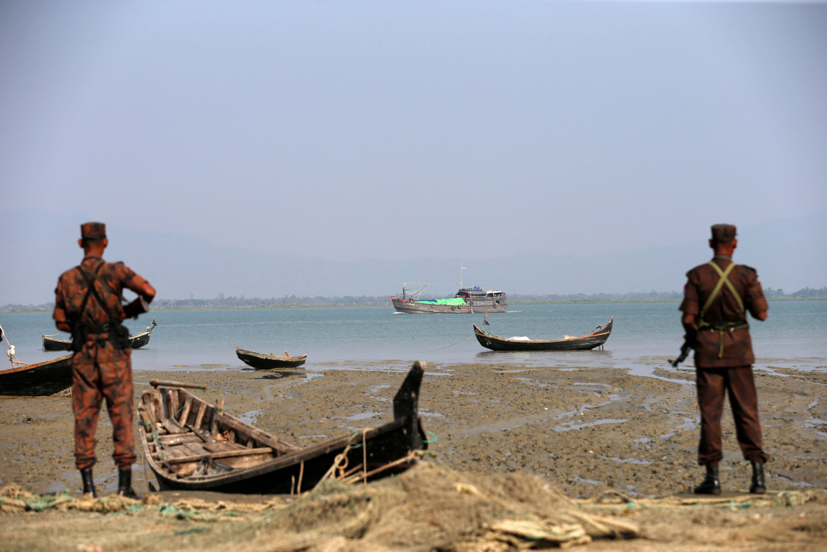 embers of Border Guard Bangladesh (BGB) stand guard on the bank of Naf River near the Bangladesh-Myanmar border to preventRohingya refugees from illegal border crossing, in Teknaf near Cox’s Bazar, Bangladesh, November 22, 2016. REUTERS/Mohammad Ponir Hos