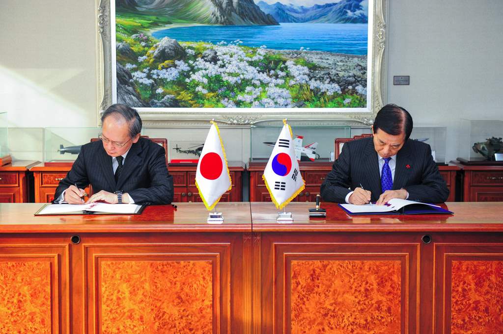 This handout photo taken on November 23, 2016 and released by South Korea's Defence Ministry shows South Korean Defence Minister Han Min-Koo (R) and Japanese Ambassador to Seoul Yasumasa Nagamine (L) during a signing ceremony of the General Security of Mi