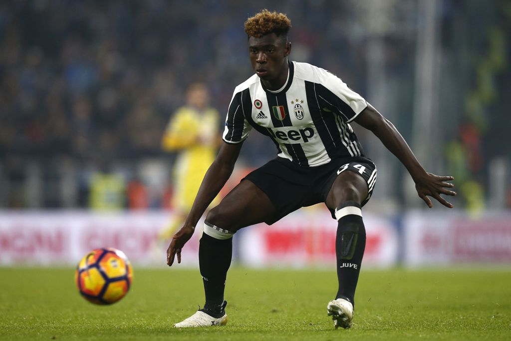 Juventus' Italian forward Moise Kean controls the ball during the Italian Serie A football match between Juventus and Pescara at the Juventus Stadium in Turin on November 19, 2016. / AFP / MARCO BERTORELLO
