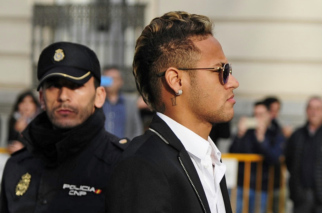(FILES) This file photo taken on February 2, 2016 shows Barcelona's Brazilian forward Neymar arriving to Spain's national court in Madrid.  AFP / CURTO DE LA TORRE