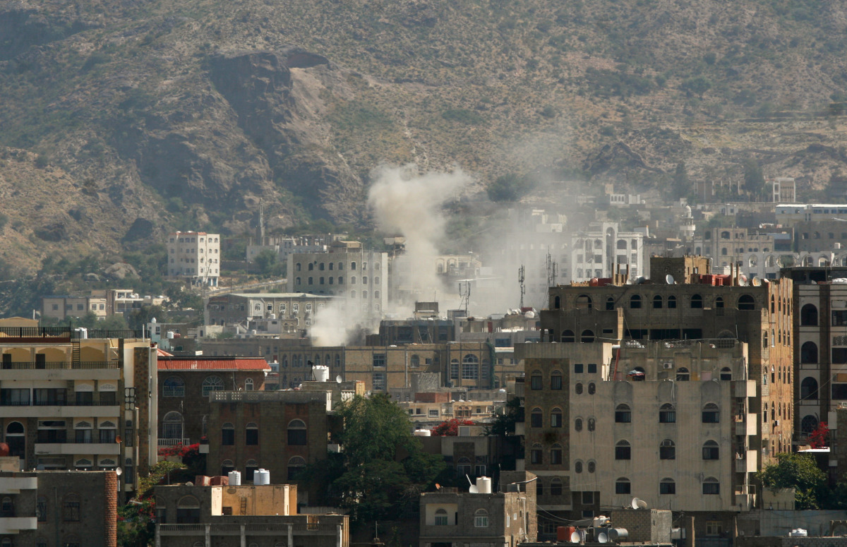 Dust rises from the site of an explosion during clashes between Houthi fighters and pro-government fighters in southwestern city of Taiz, Yemen November 22, 2016. REUTERS/Anees Mahyoub