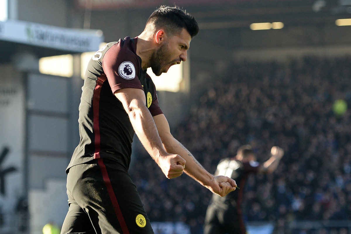 Manchester City's Argentinian striker Sergio Aguero celebrates after scoring their first goal during the English Premier League football match between Burnley and Manchester City at Turf Moor in Burnley, north west England on November 26, 2016. (AFP / Oli