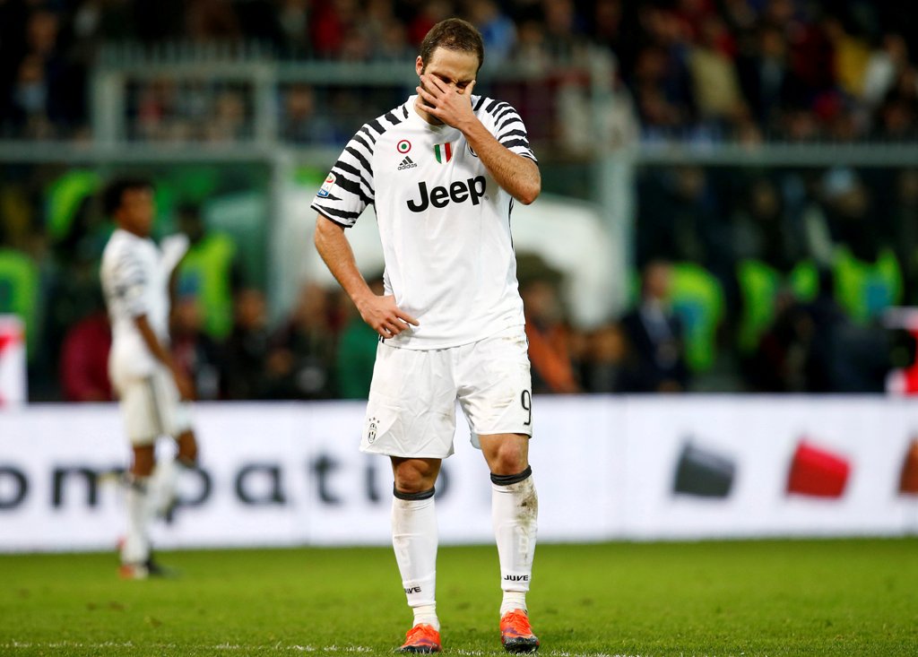 Juventus' Gonzalo Higuain wipes his face. REUTERS/Alessandro Garofalo