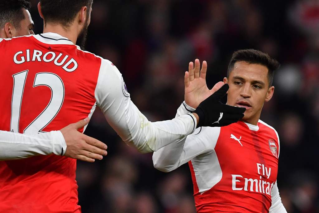 Arsenal's Chilean striker Alexis Sanchez (R) celebrates with teammates after scoring their third goal during the English Premier League football match between Arsenal and Bournemouth at the Emirates Stadium in London on November 27, 2016.   AFP / Ben STAN