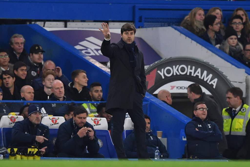 Tottenham Hotspur's Argentinian head coach Mauricio Pochettino gestures from the touchline during the English Premier League football match between Chelsea and Tottenham Hotspur at Stamford Bridge in London on November 26, 2016. AFP / Ben STANSALL