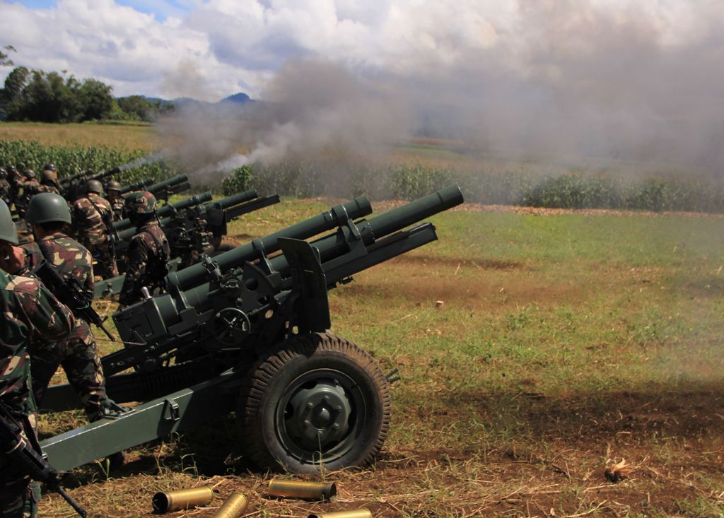 Philippine troops fire their 105mm howitzer cannons towards enemy positions from their base near Butig town in Lanao del Sur province on the southern island of Mindanao on November 27, 2016.  AFP / RICHEL UMEL
