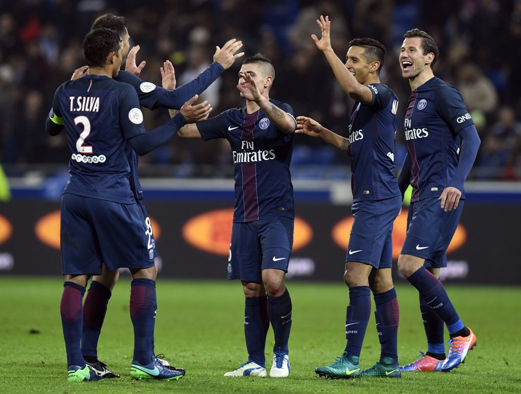 Paris Saint-Germain's players celebrate after winning the French L1 football match between Olympique Lyonnais (OL) and Paris Saint-Germain (PSG) on November 27, 2016, at the Parc Olympique Lyonnais stadium in Decines-Charpieu, central-eastern France. / AF