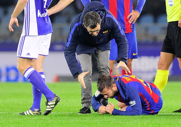 Medics assist Barcelona's defender Jordi Alba during the Spanish league football match Real Sociedad vs FC Barcelona at the Anoeta stadium in San Sebastian, on November 27, 2016. / AFP / ANDER GILLENEA
