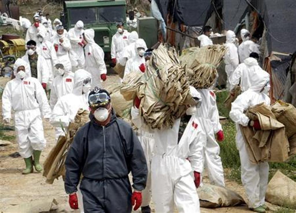 Soldiers wearing protective gear prepare to cull chickens at a farm infected with bird flu in Gimje, 215 km (134 miles) south of Seoul, April 17, 2008. REUTERS/Choi Young-soo/Yonhap