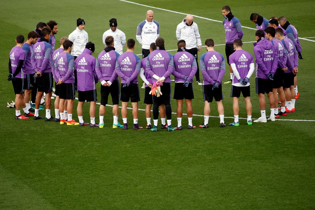 Real Madrid's players observe a minute of silence at Real Madrid's Valdebebas training ground outside Madrid, Spain, after a plane crash involving passengers including players of Brazilian soccer team Chapecoense, November 29, 2016. REUTERS/Juan Medina