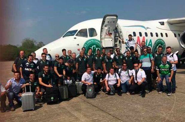 The last team photo of #Chapecoense Team before flying to Colombia. (via Twitter/gravep)