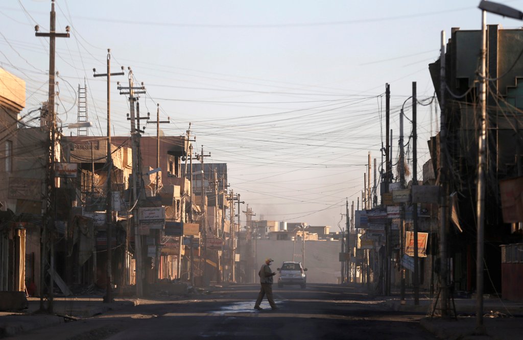 A man walks across a street in Qaraqosh, east of Mosul, Iraq November 25, 2016. Picture taken November 25, 2016. REUTERS/Goran Tomasevic
