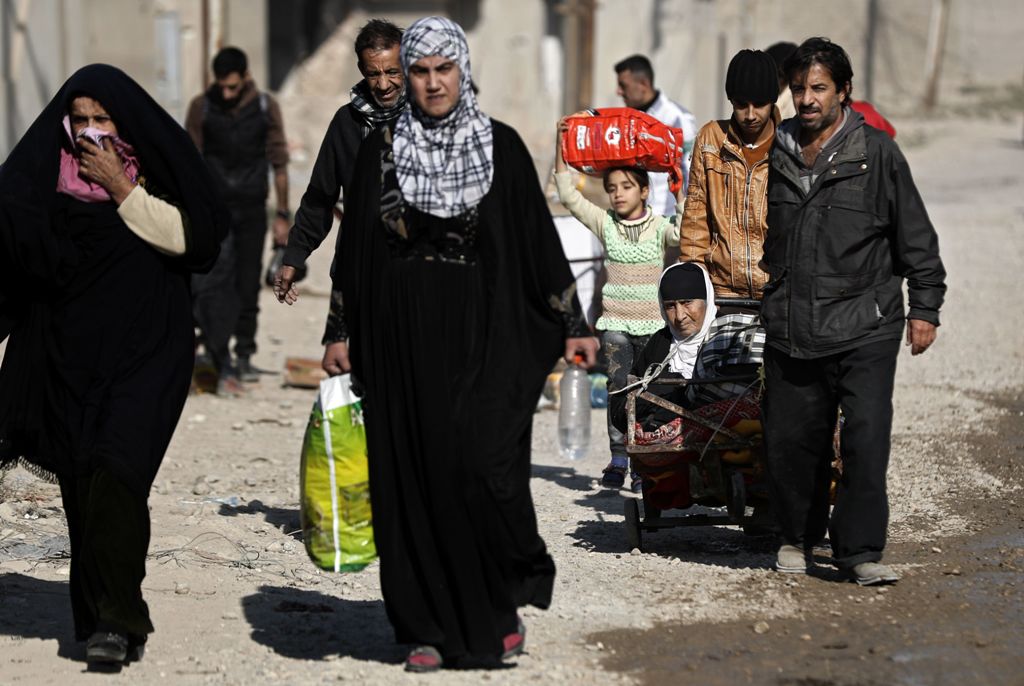 Iraqis flee, from their neighberhood in the eastern district of Mosul to a safe area, on November 29, 2016, during an ongoing operation against Islamic State (IS) group jihadists. AFP / THOMAS COEX