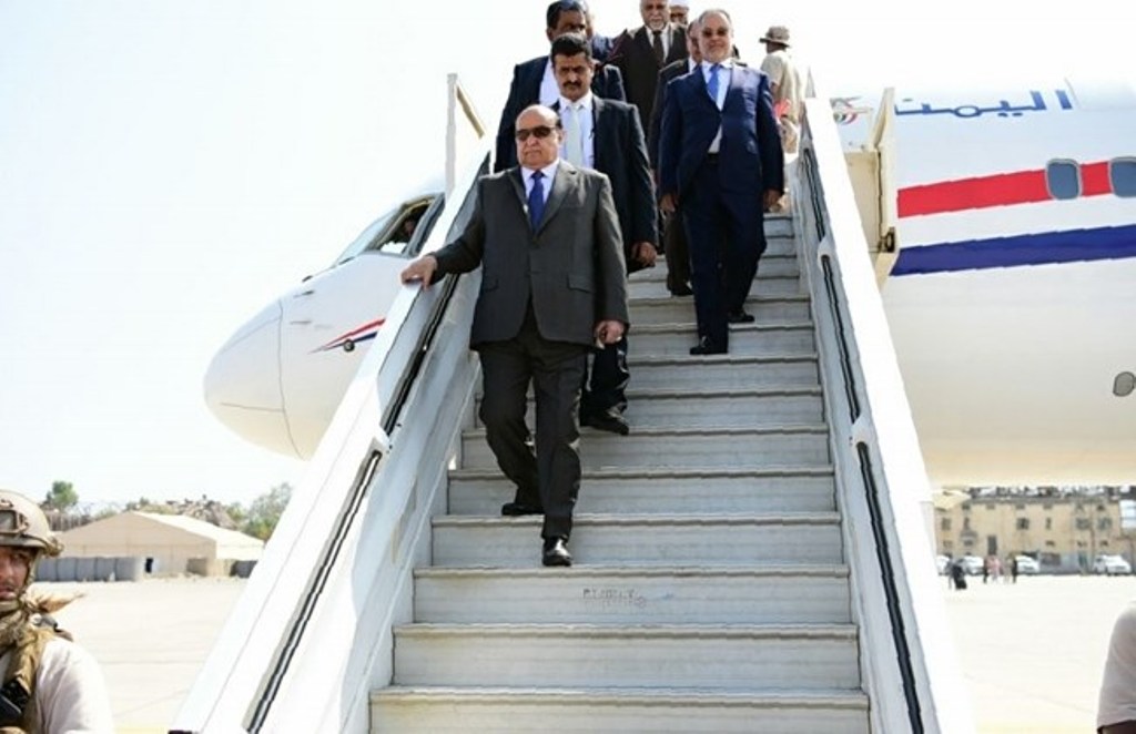 A handout picture released by the official Yemen News Agency (SABA) on Nov. 26, 2016, shows Yemeni President Abed-Rabbou Mansour Hadi (C) disembarking from a plane upon his arrival at Aden airport.AFP PHOTO / HO / SABA.