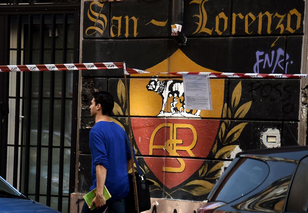 A graffiti dedicated to AS Roma's football club is seen in the San Lorenzo district, on October 24, 2016 in Rome. Rome's football teams will play their derby Lazio vs AS Roma on December 4, 2016. / AFP / FILIPPO MONTEFORTE
