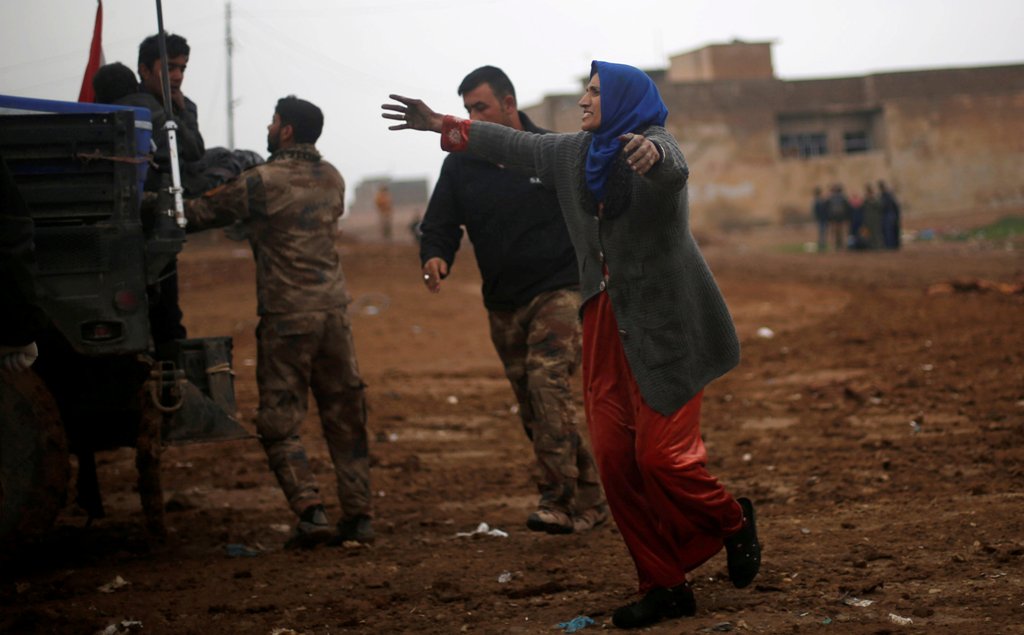 An Iraqi woman reacts as she rushes to a field hospital to see her daughters who were wounded during clashes in the Islamic State stronghold of Mosul, in al-Samah neighborhood, Iraq December 1, 2016. REUTERS/Mohammed Salem
