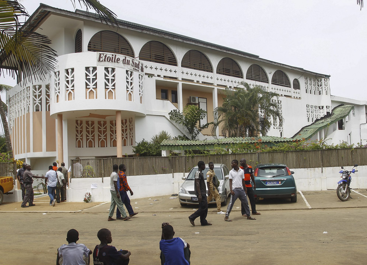 Ivorian boys sit outside the Etoile du Sud hotel in Grand Bassam, Ivory Coast, 14 March 2016 (EPA) 