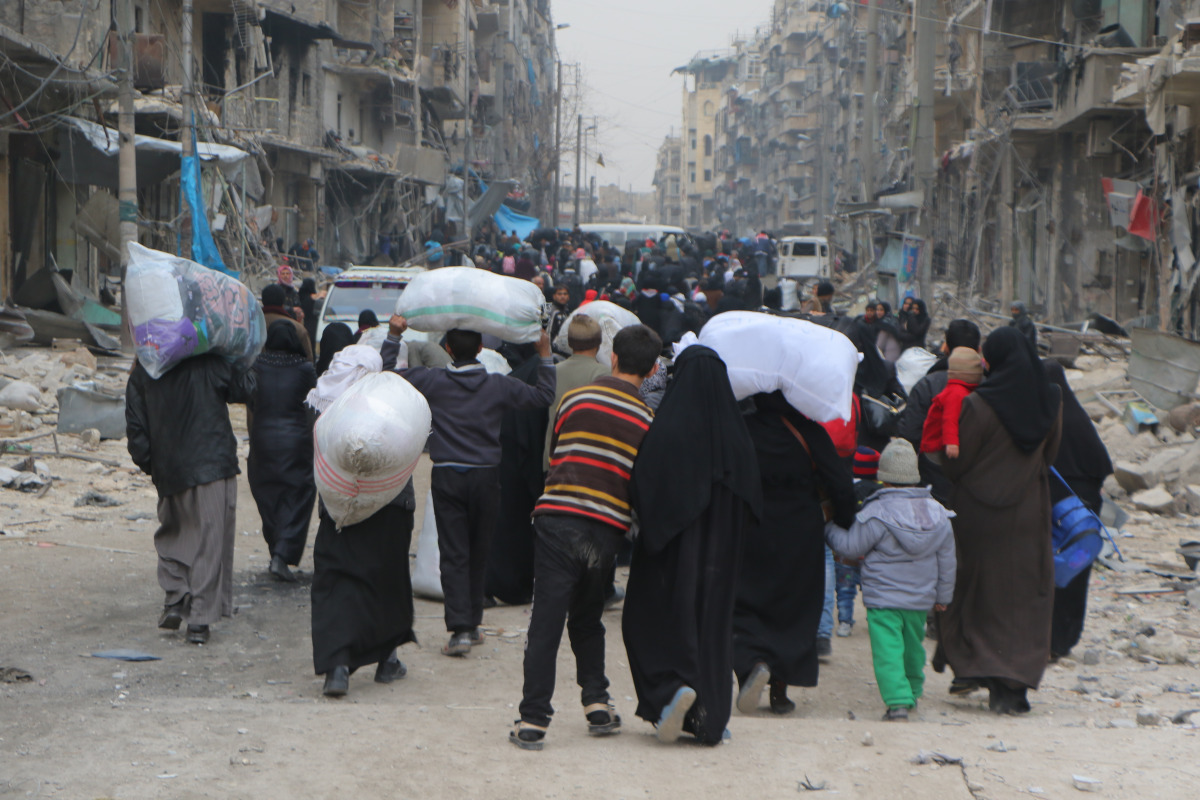Syrians living in Aleppo flee the city due to ongoing regime forces attacks and move to opposition controlled areas on December 1, 2016. ( Ibrahim Ebu Leys - Anadolu Agency )