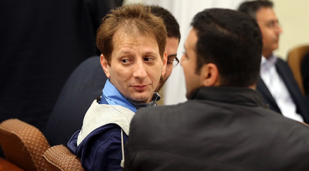 A picture made available on March 6, 2016 shows Iran's billionaire tycoon Babak Zanjani (C) in a court, in Tehran © Meghdad Madadi / AFP.