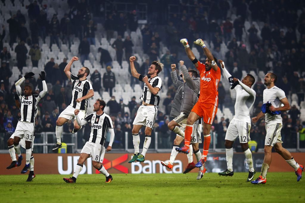 Juventus team celebrates at the end of the Italian Serie A football match Juventus vs Atalanta on December 3, 2016 at the 'Juventus Stadium' in Turin. / AFP / MARCO BERTORELLO
