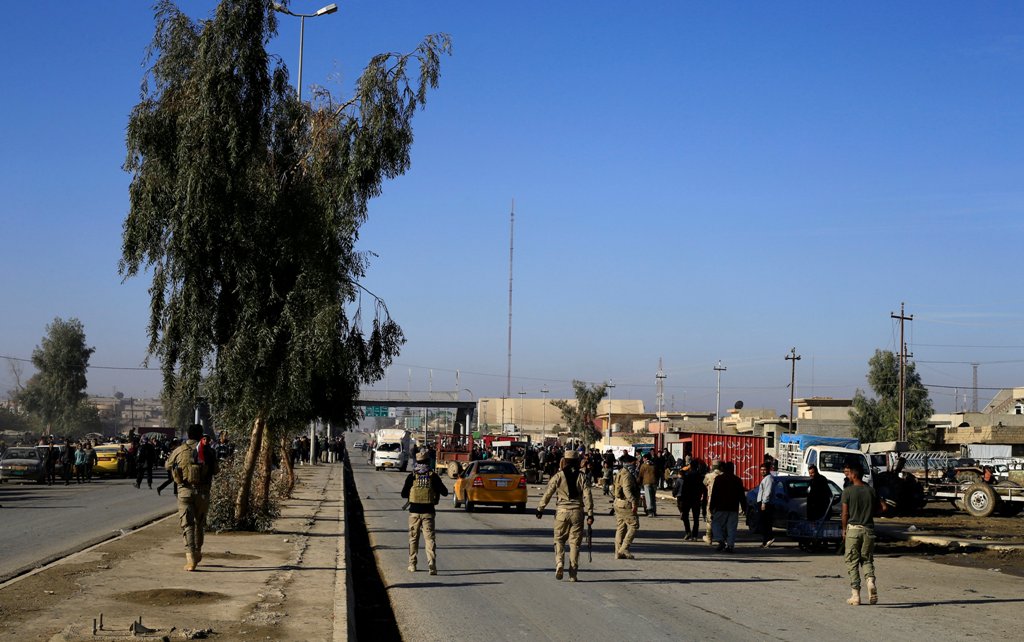 Iraqi security forces are seen in the street of Gogjali neighborhood in Mosul, Iraq, December 4, 2016. REUTERS/Thaier Al-Sudani