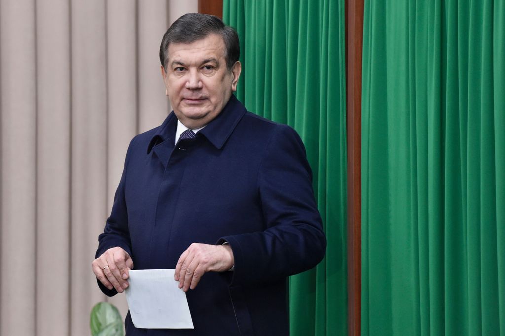Uzbek acting President Shavkat Mirziyoyev leaves a voting booth to cast his ballot for the presidential election in Tashkent on December 4, 2016.  AFP / POOL / Anvar Ilyasov
