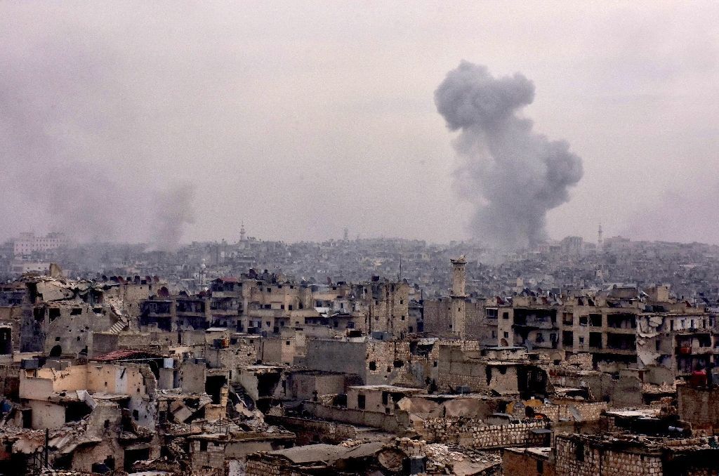 Smoke rises from buildings in Aleppo's eastern Karm al-Jabal neighbourhood on December 5, 2016 (AFP Photo/George Ourfalian)