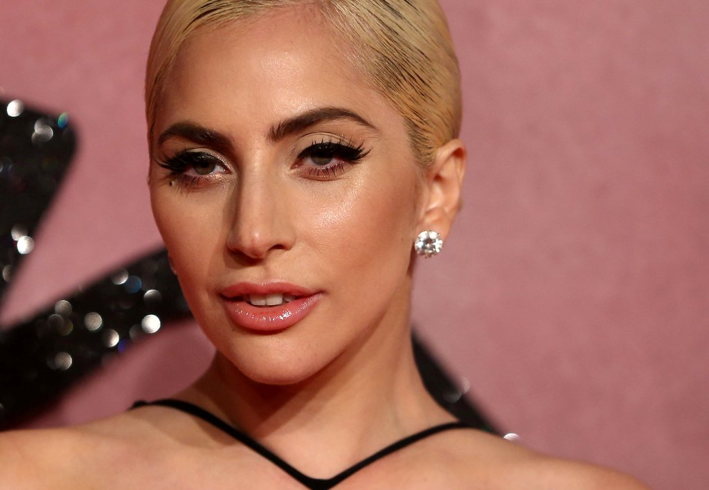 Lady Gaga poses for photographers at the Fashion Awards 2016 in London, Britain December 5, 2016. REUTERS/Neil Hall
