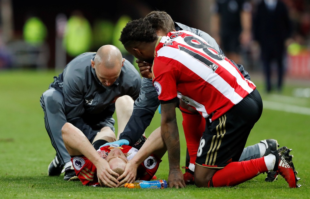 Sunderland's Duncan Watmore receives medical attention Reuters / Russell Cheyne 