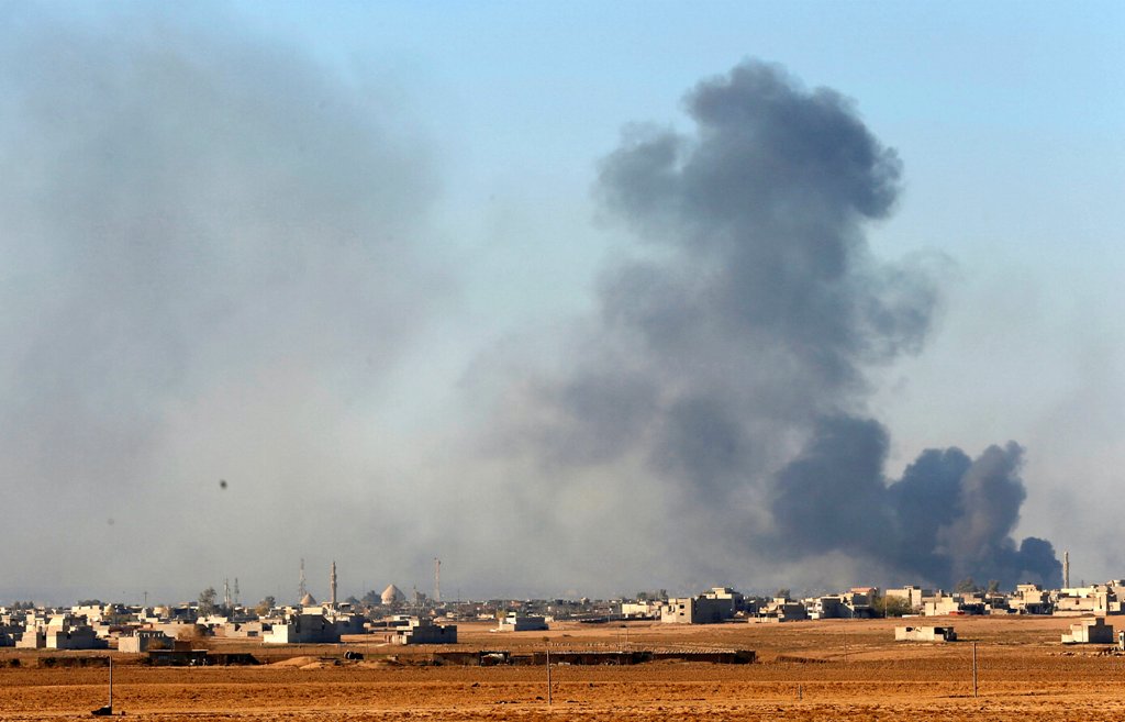 Smoke rises over Mosul, Iraq during a battle with Islamic State militants December 6, 2016. REUTERS/Ahmed Jadallah