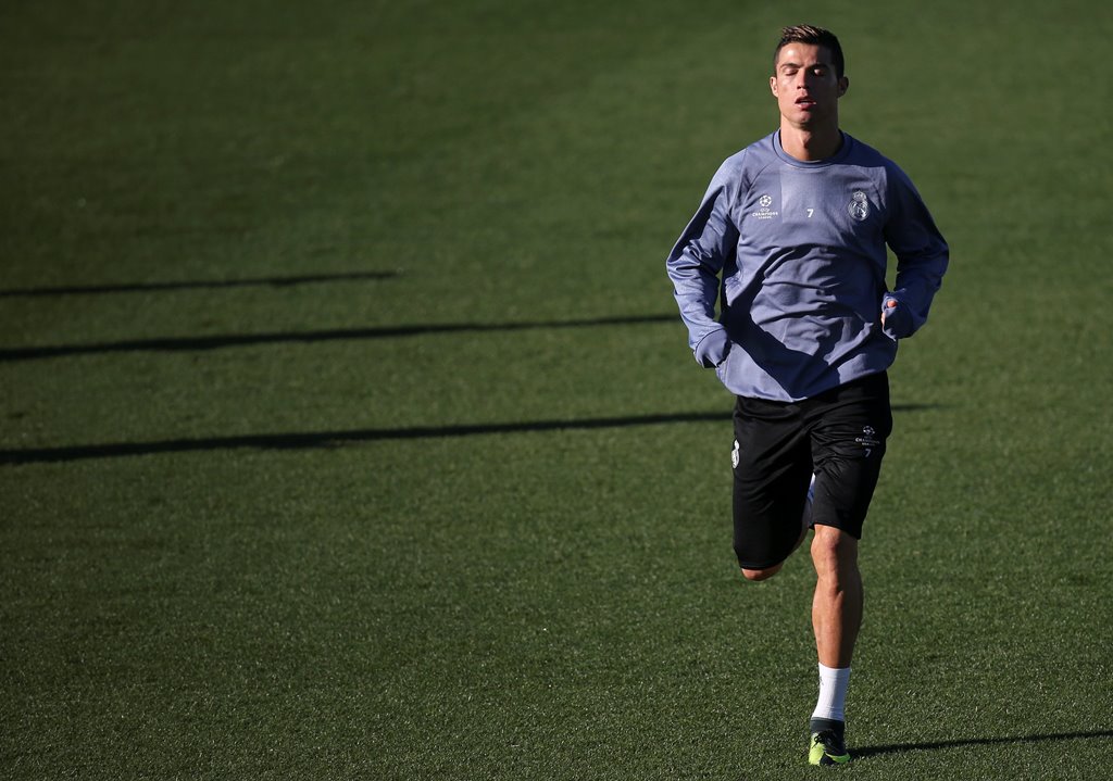 Real Madrid's Cristiano Ronaldo runs during a training session. REUTERS/Susana Vera