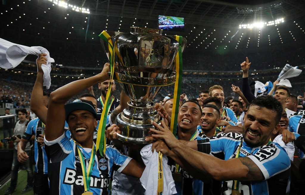 Players of Gremio celebrate with the Copa do Brasil trophy. REUTERS/Diego Vara