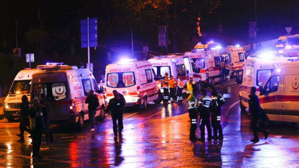 Police and ambulances arrive at the site of an explosion in central Istanbul, Turkey, December 10, 2016. / MURAD SEZER/REUTERS.