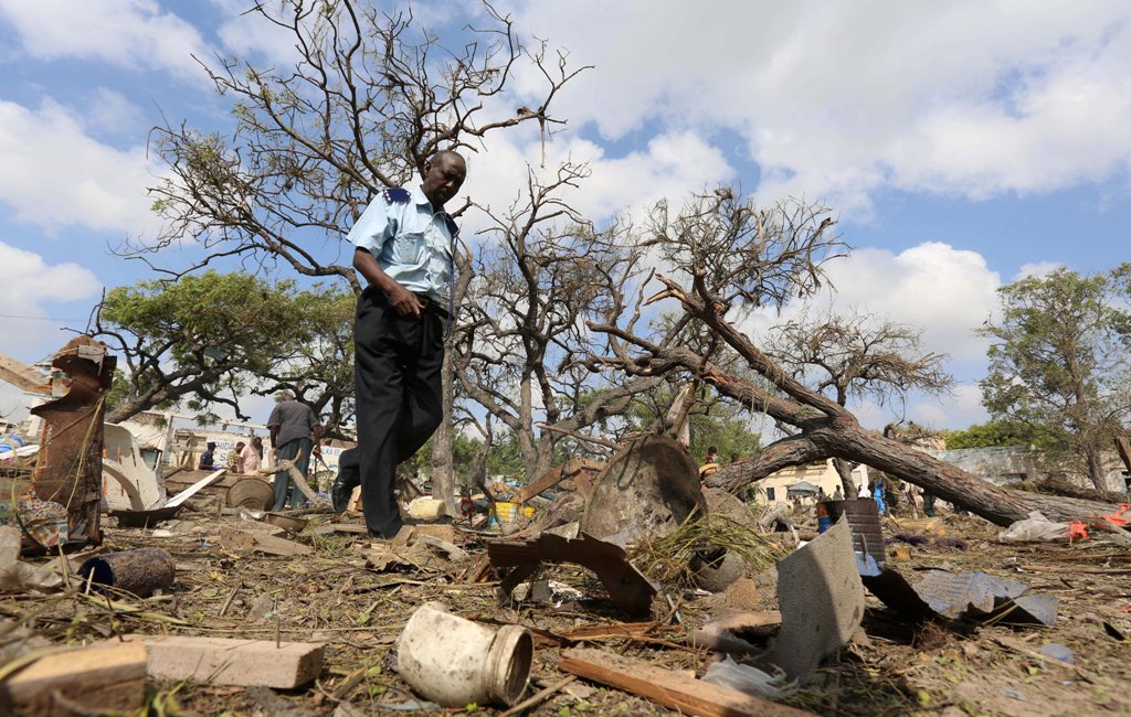 A security officer walks past a temporary stall destroyed after a suicide car bomb went off at the entrance of Somalia's biggest port in its capital Mogadishu December 11, 2016. REUTERS/Feisal Omar
