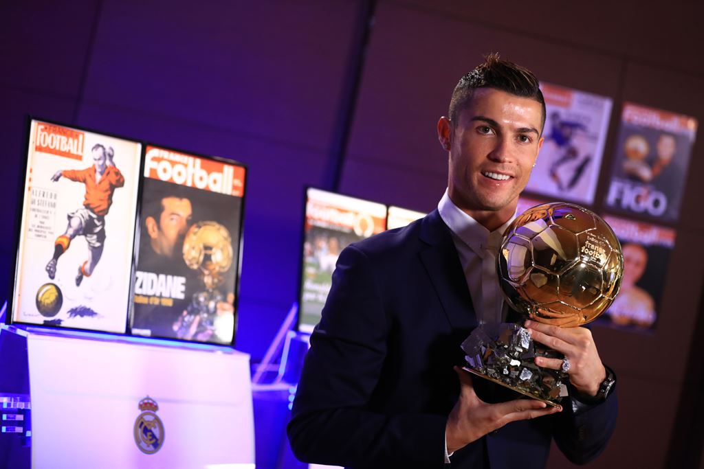 Handout photo released on December 12, 2016 by L'Equipe shows Portugese player Cristiano Ronaldo posing with the Ballon d'Or France Football trophy in Madrid. AFP PHOTO / FRANCK SEGUIN /  L'Equipe