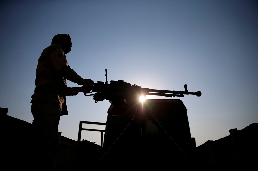 A member of the Iraqi security forces guards a checkpoint near Hammam al-Alil, south of Mosul, Iraq December 11, 2016. REUTERS/Ammar Awad
