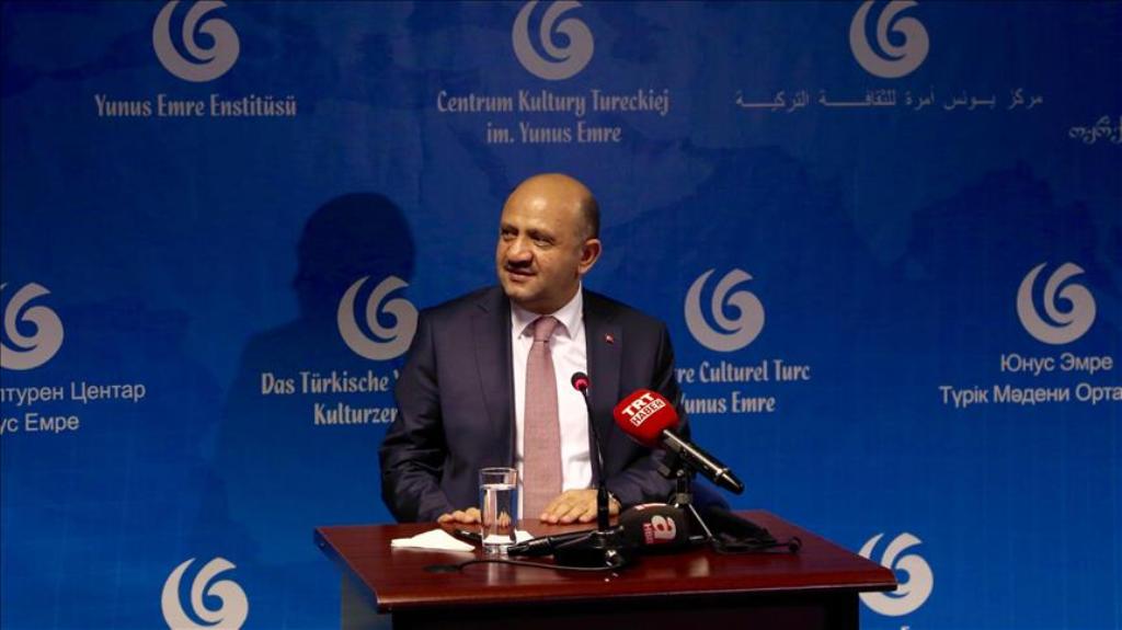 Turkish Minister of Defense Fikri Isik met Turkish non-governmental organizations' representatives in London. / AA.