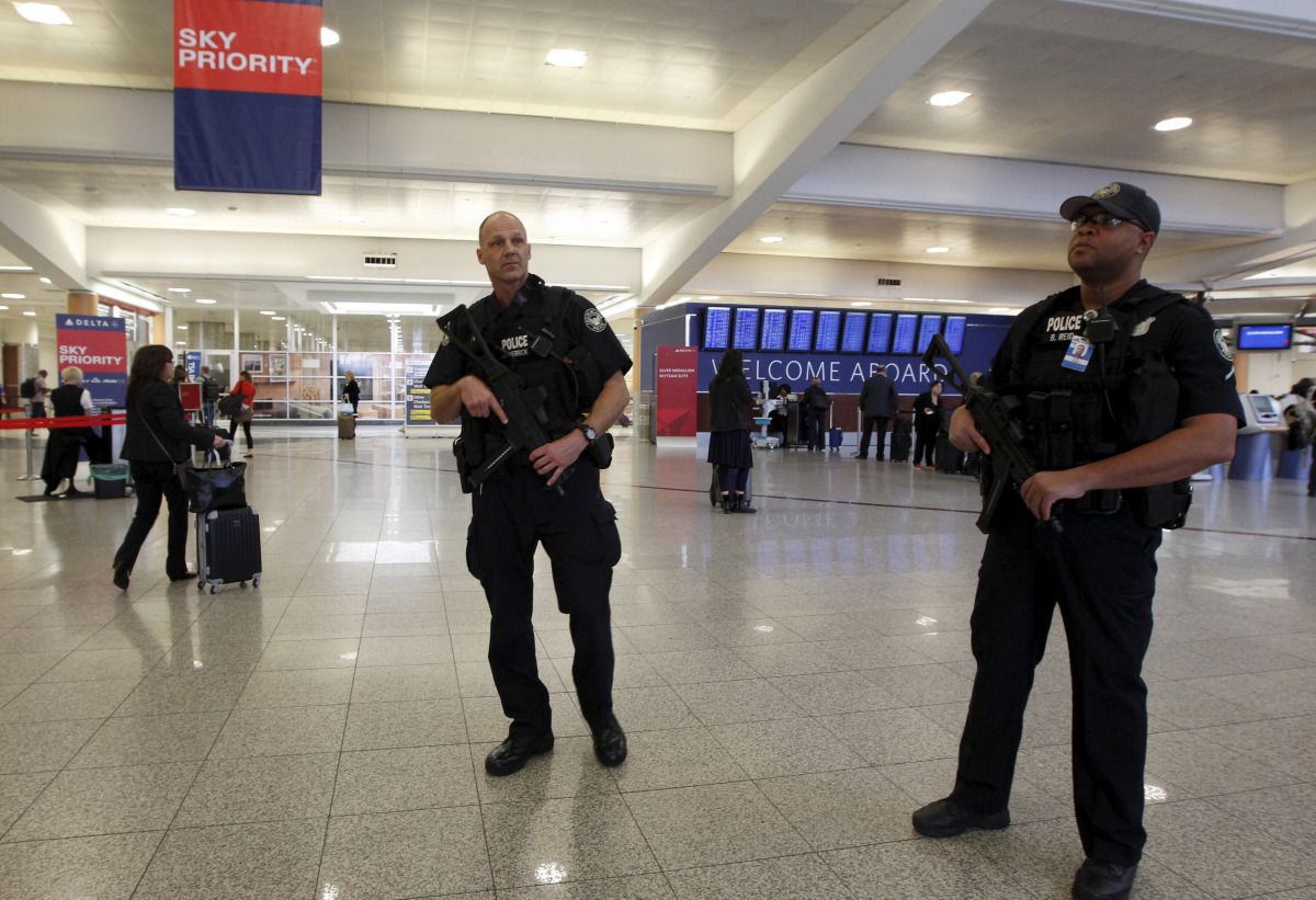 Atlanta police officers patrol at the check-in area as they carry sub-machine guns at Hartsfield-Jackson International Airport in Atlanta, Georgia, November 17, 2015 (REUTERS / Tami Chappell) 