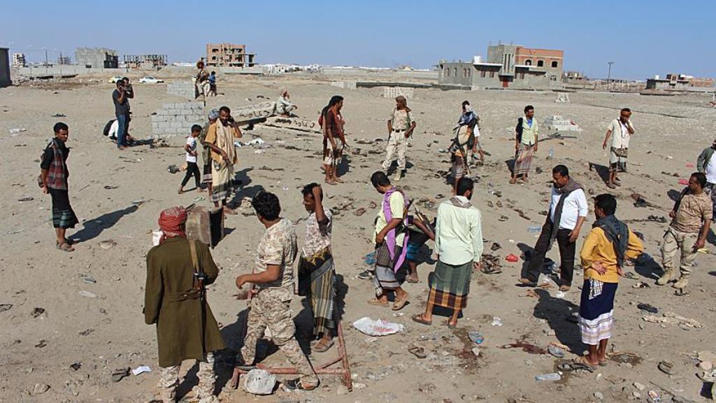 Yemenis gather at Hur Mekser region in Aden on December 18, 2016, after a suicide bomber targeted a crowd of soldiers. A suicide bomber killed at least 43 Yemeni soldiers when he detonated his explosives as soldiers were gathering to collect their salarie