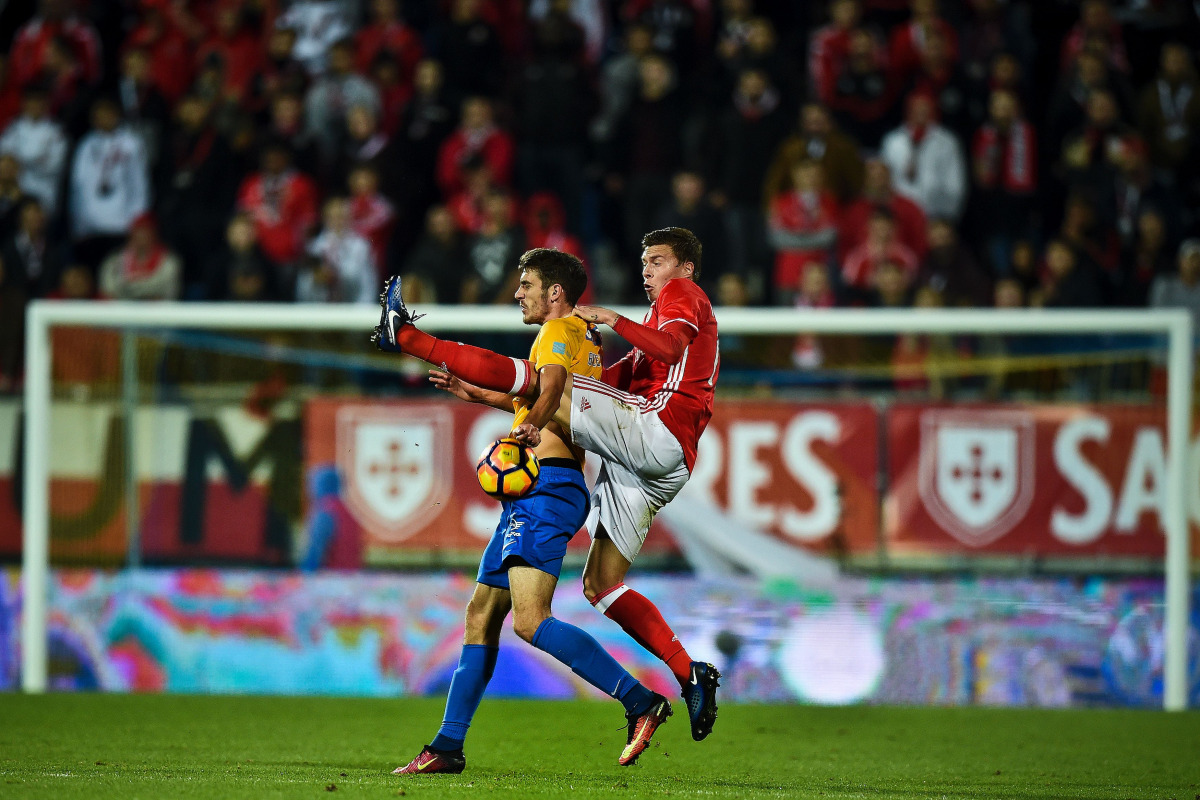 Benfica's Swedish defender Victor Lindelof (R) vies with Estoril's midfielder Afonso Taira during the Portuguese league football match GD Estoril Praia vs SL Benfica at the Antonio Coimbra da Mota stadium in Estoril on December 17, 2016. (AFP / PATRICIA D