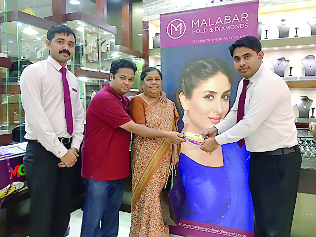 Ajit Aby John, one of the lucky winners of ‘Malabar Gold & Diamonds Festival’ receives ‘100 % Cash Back’ from Shaffi, Assistant Manager, in the presence of other officials from Malabar Gold & Diamonds, at Gharafa Lulu branch.