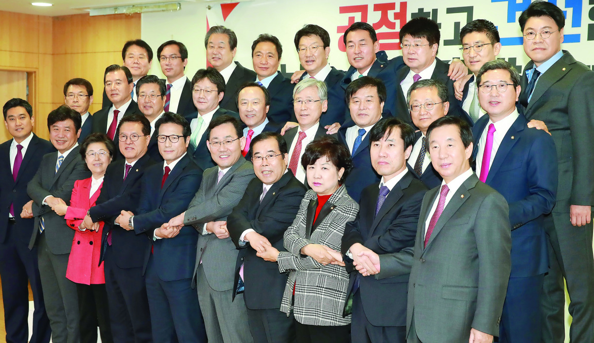 Lawmakers defecting from the ruling Saenuri Party during a news conference at the National Assembly in Seoul, yesterday.