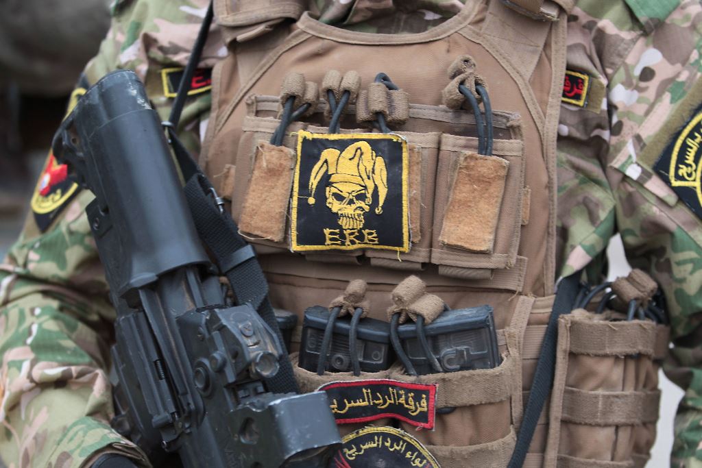 A member of the Iraqi pro-government forces patrols the eastern part of the embattled Iraqi city of Mosul on December 28, 2016, during an ongoing military operation against Islamic State (IS) group jihadists. AFP / AHMAD AL-RUBAYE