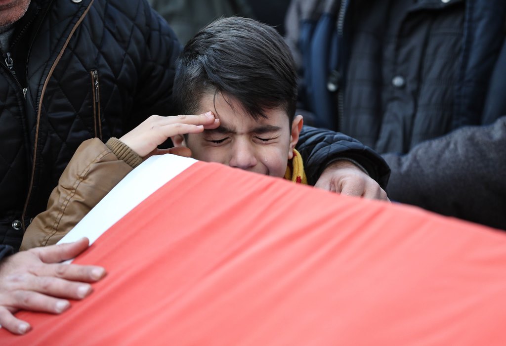 Relatives of Istanbul nightclub terror attack victim Ayhan Arik attend his funeral ceremony on January 01, 2017 in Istanbul, Turkey. (Berk Özkan - Anadolu Agency)