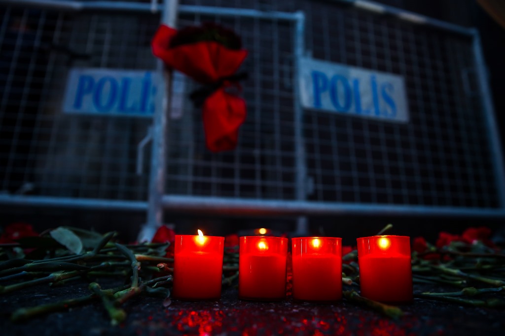Carnations and candles are placed at site to pay tribute to victims of Istanbul night club terror attack in Istanbul, Turkey on January 01, 2017. (Arif Hüdaverdi Yaman/Anadolu Agency)
