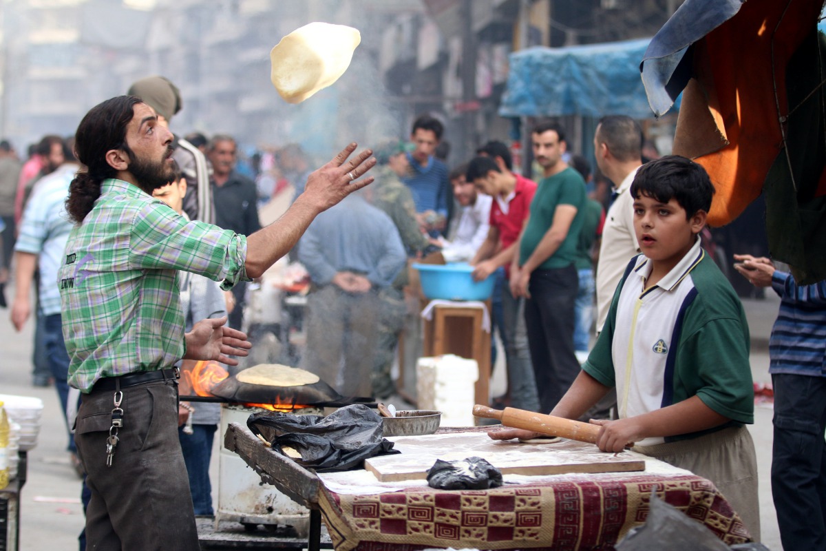 A man makes bread in Aleppo, Syria, October 25, 2016 (REUTERS / Abdalrhman Ismail) 