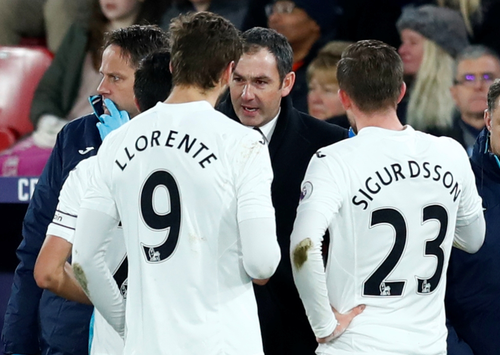 New Swansea City manager Paul Clement speaks to Fernando Llorente and Gylfi Sigurdsson during the game Reuters / Eddie Keogh 
